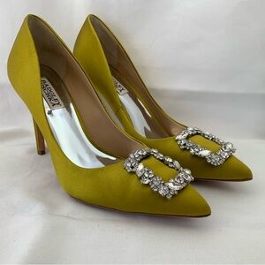Like NEW badgley Mischa satin pump with embellishments